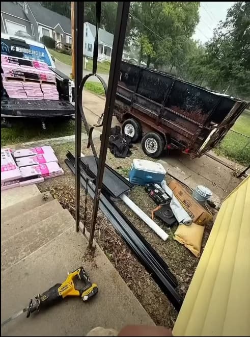 Herramienta, trailer y materiales listos para iniciar obra